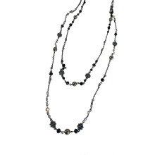 Collier floral unique à la finition vieillie, bijou polyvalent et élégant, parfait avec des tenues décontractées ou habillées. Multicolore.