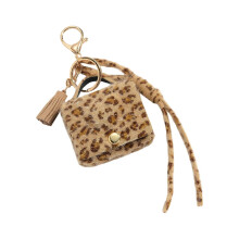 Llavero portátil con estampado de leopardo y dije decorativo de lazo metálico. Accesorio pequeño para llavero compatible con llaves. Multicolor.