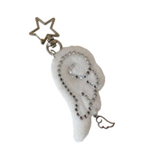 Llavero ligero de tela con brillantes diamantes de imitación y adorno de alas, ideal para uso diario y ocasiones especiales. Multicolor.