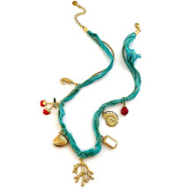 Collar ajustable de verano para la playa con diseño de tela multicapa y colgante de concha marina, compatible con estilos casuales.