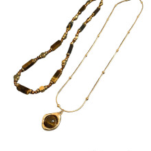 Modieuze damesketting met laagjes, voorzien van een hanger met tijgeroogsteen en een stijlvolle ketting, geschikt voor casual gebruik.