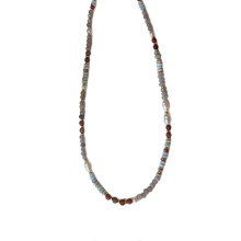 Elegante damesketting met handgemaakte hanger van natuurstenen kralen en parels, perfect te combineren met trendy dameskleding in meerdere kleuren.