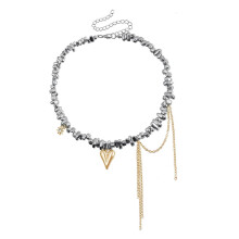 Elegante hangerketting met franjes, hartvormige kwastjes en opvallend kralenwerk, perfect passend bij de moderne modebewuste vrouw.