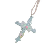 Collar con cruces florales de encaje de inspiración vintage, hecho a mano con cadena ajustable, ideal para uso diario o ocasiones especiales.