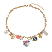 Elegante collar con colgante de lazo. Joyería versátil para combinar con atuendos casuales y ocasiones especiales. Material de zinc resistente.