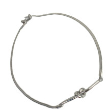 Elegante verstelbare ketting met slangenbottenmotief en roestvrije knoophanger, gemaakt van titaniumstaal, geschikt voor dames en meisjes.