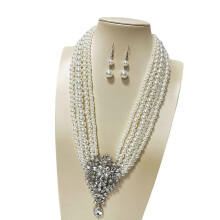 Luxe ketting en oorbellen met parels en kristallen, handgemaakte sieraden, lichtgewicht en geschikt voor formele gelegenheden.