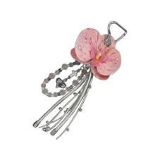 Llavero elegante con flecos florales y cuentas, compatible con bolsos, mochilas y llaves. Accesorio decorativo de resina plástica.