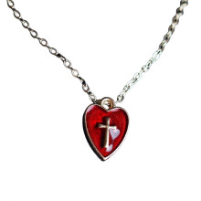 Stijlvolle hanger met hartje en kruisje, ketting en oorbellen set. Handig te combineren met feestartikelen en een persoonlijke stijl. Meerkleurig.