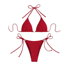 Trendy tankinitop met V-hals en verstelbaar broekje met strikjes en veters, compatibel met een stijlvol tweedelig badpak voor dames in rood.
