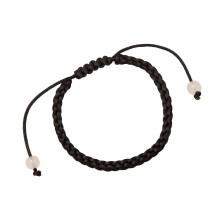 Bracelet traditionnel en cordon avec des designs modernes et ajustables, compatible avec les festivals et les tenues décontractées.
