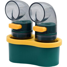 Ensemble de 2 salières et poivrières en plastique à col coudé.
