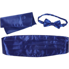 Completo formale da uomo con papillon, fascia da vita e fazzoletto quadrato.