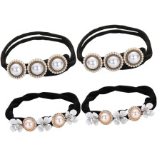 Set di 4 elastici per capelli con perle e fiori, ideali per lo styling dei capelli femminili.