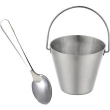 Ensemble de supports à œufs en acier inoxydable poli, idéal pour la cuisine.