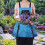 Blauwe canvas tuinschort met snelsluitzak 1