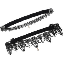 Schwarzes Brautstrumpfband aus Spitze mit Strassanhänger und elastischer Oberschenkelschlaufe für Hochzeit und Party