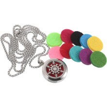 Collar difusor de aceites esenciales con colgante hueco en forma de copo de nieve.