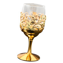 Decoratieve wijnbeker met stevige metalen voet en drinkbeker met