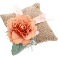 Coussin d'alliances pour cérémonie de mariage, composé d'un coussin carré en lin orange servant de coussin pour les alliances.