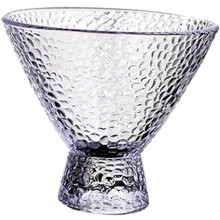 Verre à martini de 230 ml à texture martelée, agréable au toucher et facile à prendre en main.