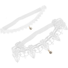 2-teiliges Brautstrumpfband-Set mit Strassanhänger und weißen Spitzen-Beinbändern für Oberschenkel (45–60 cm).