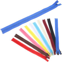 8 kpl puhallettavia PVC-rantapalloja sateenkaaren värisiä uima-allaspeleihin kesäjuhlakoristeita syntymäpäivä-luau ulkona