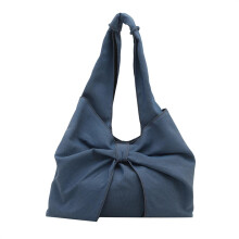 Bolso de lona azul oscuro para mujer para llevar debajo del brazo.
