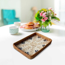 Plateau de service vintage en rotin orné d'une mosaïque de coquillages