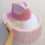(Fuchsia) Cappello da cowboy western con nappe colorate e tesa rosa fluorescente per feste. 3
