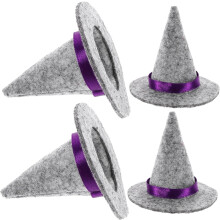 Mini halloweenske čarodejnícke klobúky, čierne drobné párty dekorácie na fľaše vína, slávnostné rozloženie scény