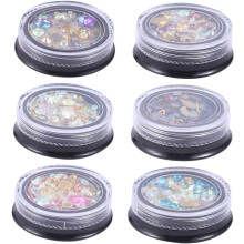 Assorterte neglekunstklistremerker med rhinestones, sett med flerfargede perledekorasjoner