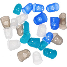 24 stuks vingerbeschermers van rubber in diverse maten (S/M/L).