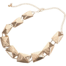 Goldener, massiver Metall-Taillengürtel für Damen – Pyramidenförmiges Körperketten-Accessoire