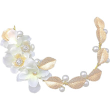 Haarreif aus Stoffblumen und Perlen mit metallischem Blattdesign, eleganter Brautschmuck für die Hochzeitsfeier.
