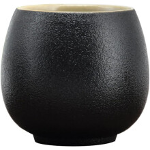 Schwarze, traditionelle Teetasse aus Keramik, ideal für Teehäuser. Material und klassische Form zeichnen diese Tasse aus.