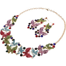 Ketting met diamanten vlinderhanger en kristallen vlinderoorbellen