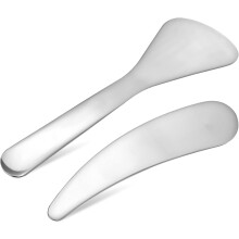 2 espátulas de acero inoxidable para el cuidado de la piel, ideales para aplicar lociones y cremas en casa.