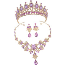 Splendidi gioielli a corona per elegante collana e orecchini a tiara.