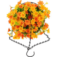 Künstlicher Hängeblumenkorb mit orangefarbenen Kunstblumen in rustikalem Eisenrahmen und Kokosfaserfutter