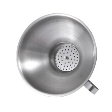 Trechter, een handig hulpmiddel voor het overgieten van vloeistoffen in de keuken, gemaakt van roestvrij staal.