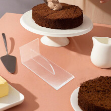 Alisador de pasteles ligero de acrílico con superficie lisa.