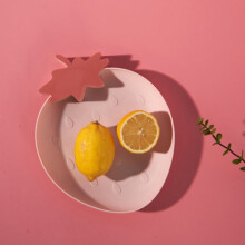 Assiette Ă fruits en plastique rose en forme de fraise