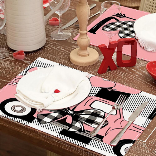 Roze linnen placemat voor Valentijnsdag