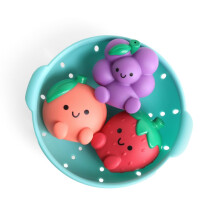 Itzy Ritzy Bad Sproeiers - Set van 3 Textuur, Fruitvormige Bad Toys & 1 Strooi Zeef