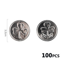 100 monedas conmemorativas del Día de San Patricio con el trébol.