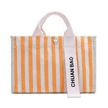 Ruime crossbodytas met schouderriem met magnetisch slot-Oranje