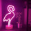 Letreiro de LED em formato de coração rosa com base. 3