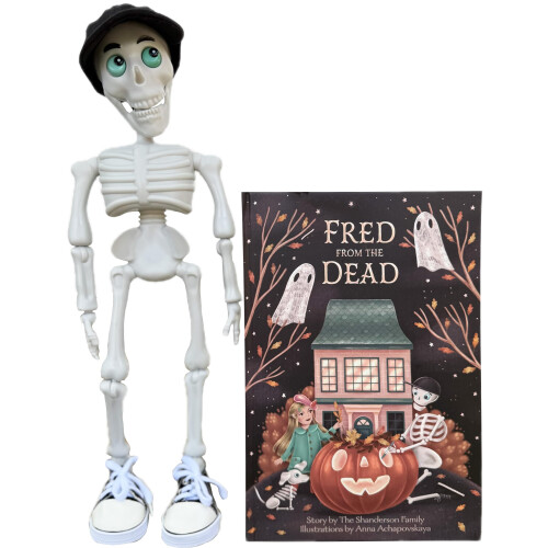 Fred dallo Scheletro - Set di Bambola e Libro di Halloween, Idea Regalo per Bambini