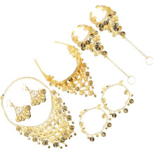 Gouden set met accessoires voor buikdans: dansketting, hoofdketting, armbanden, enkelbandjes en oorbellen.